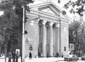 The facade of the main building with the bas-relief of M.V. Lomonosov